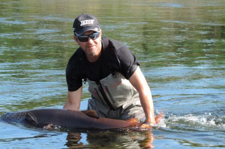 Охота на большого тайменя на реке Мойеро